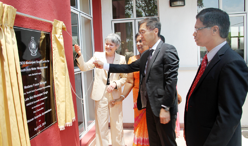 Opening of the plaque by Mme France Marque & Mr. Shigeru Aoyagi, Director of UNESCO office