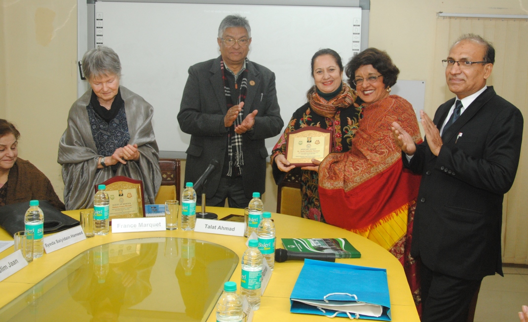 Dr. Anisur Rahman Presenting momento to Prof Veena Sikri, SAF-India Vice Chairperson